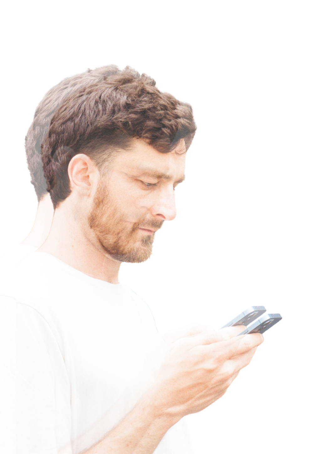 Mann schaut auf Handy 